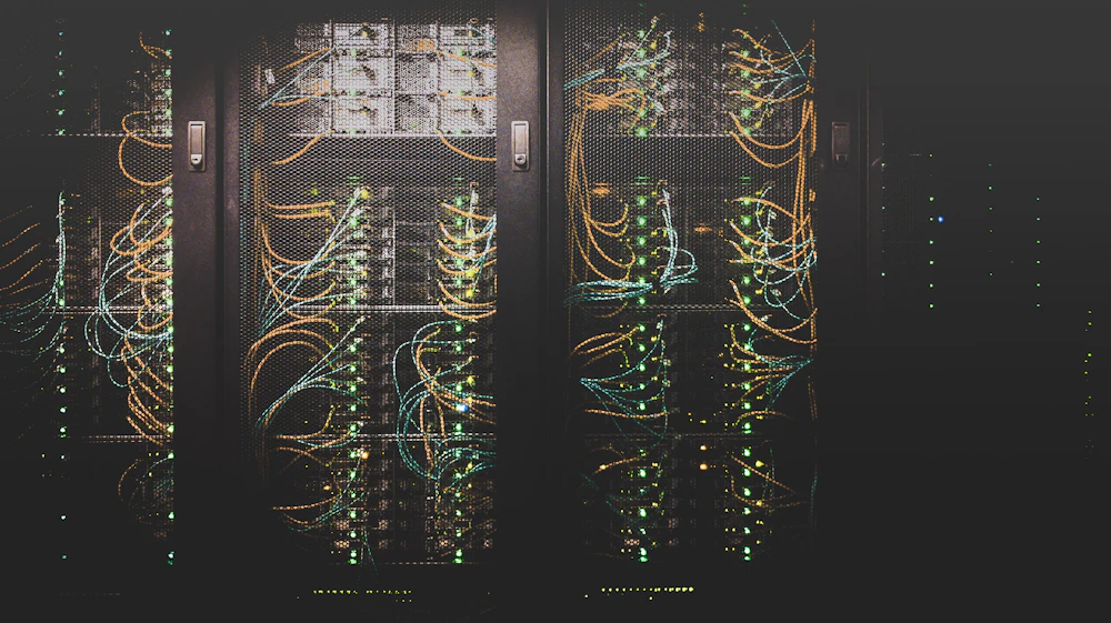 Nätverkskablar bakom nätdörrarna på mörka serverrack