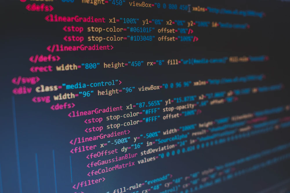 Färgglad källkod på en datorskärm